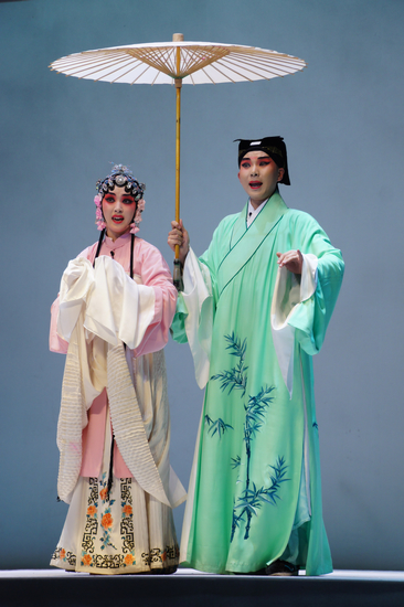 《拜月亭》主要写书生蒋世隆与王瑞兰在兵荒马乱时的离合故事。图为卫立扮演的蒋世隆(右)、蒋珂扮演的王瑞兰(左)。