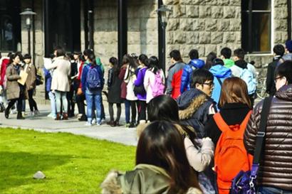 报考不同专业的考生被依次带入考场 /晨报记者 肖允 实习生 卫荩成