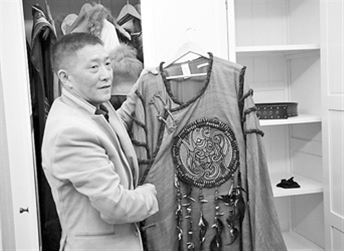 图为剧中主角阿蒂拉的便服,胸前的十字纹和鸟兽纹融合了东西方特色。 本报记者 叶辰亮摄影报道