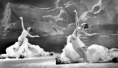 舞蹈诗 《极境》一场景本报记者 郭新洋 摄