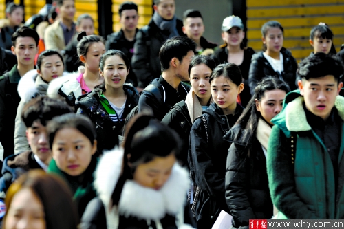 昨天,从全国各地赶来参加考试的学生在上戏校园里排起了长队。 青年报记者 施培琦 摄
