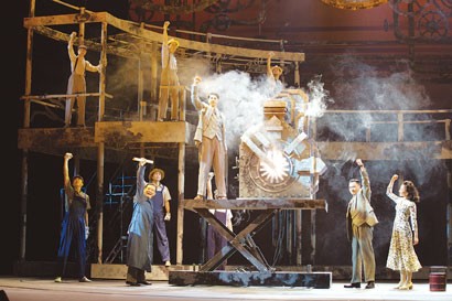 苦难中相濡以沫展现人性光辉