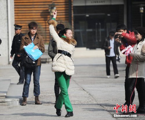 上戏表演专业开考 美女如云明星范儿十足