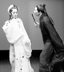 话剧《西厢记》剧照 本报记者 胡晓芒 摄 胡晓芒