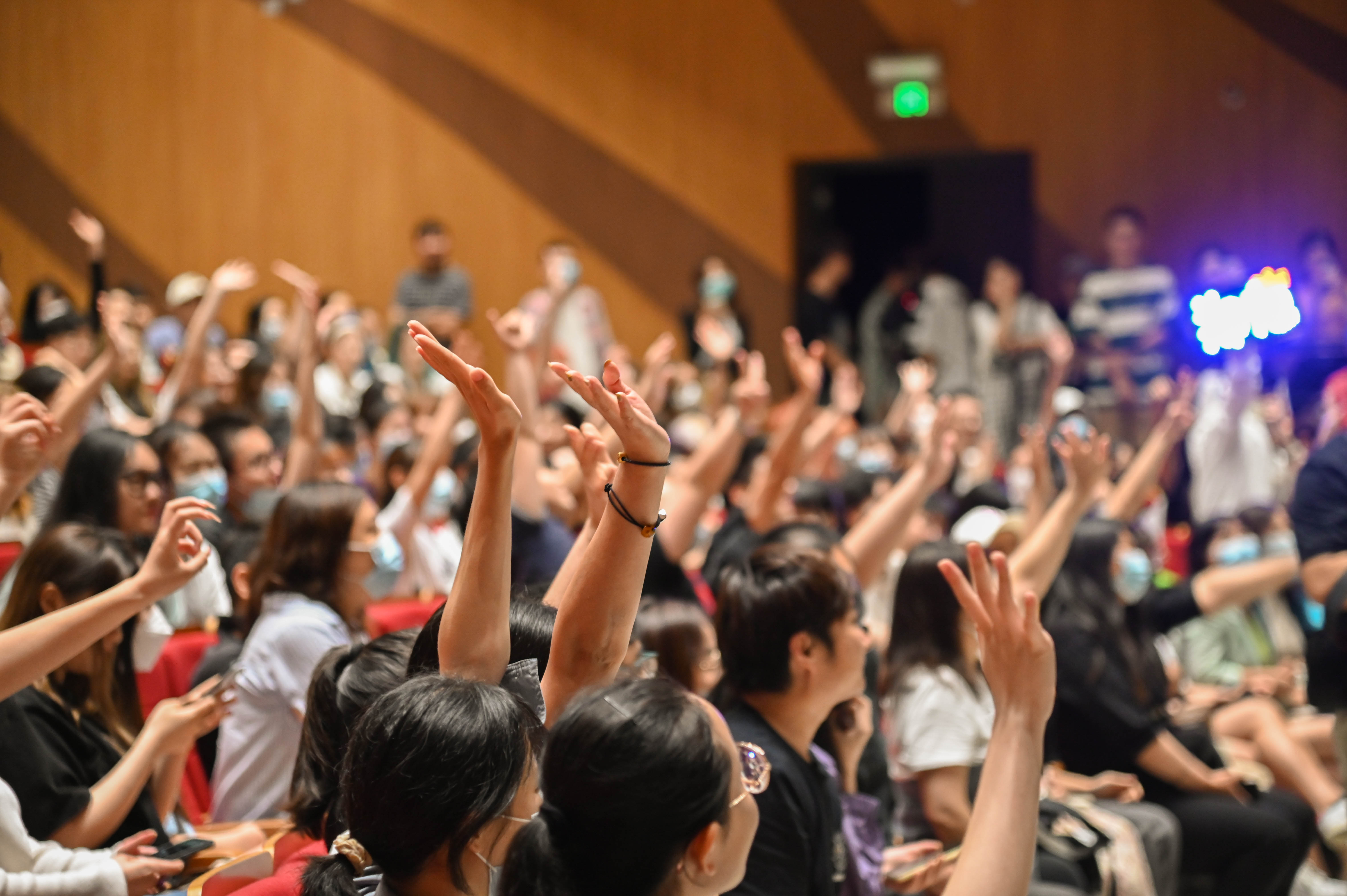 《超越》主创团队在观众热烈的掌声中登上舞台,与全场的师生互动交流